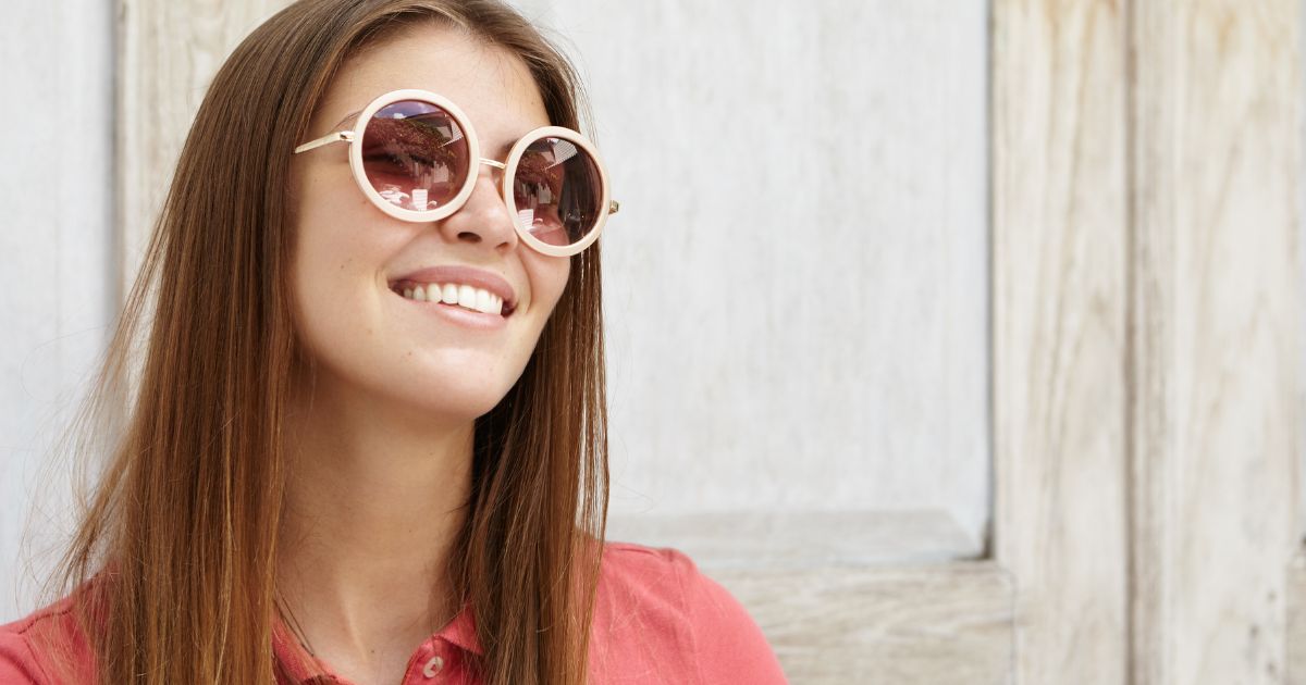 lunettes en bois contre le soleil